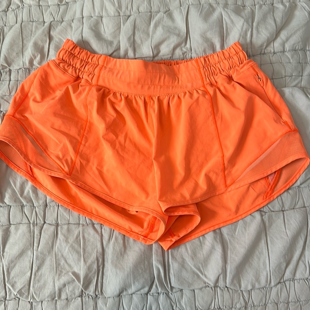 Lululemon low rise hotty hot 2.5 inch size 6